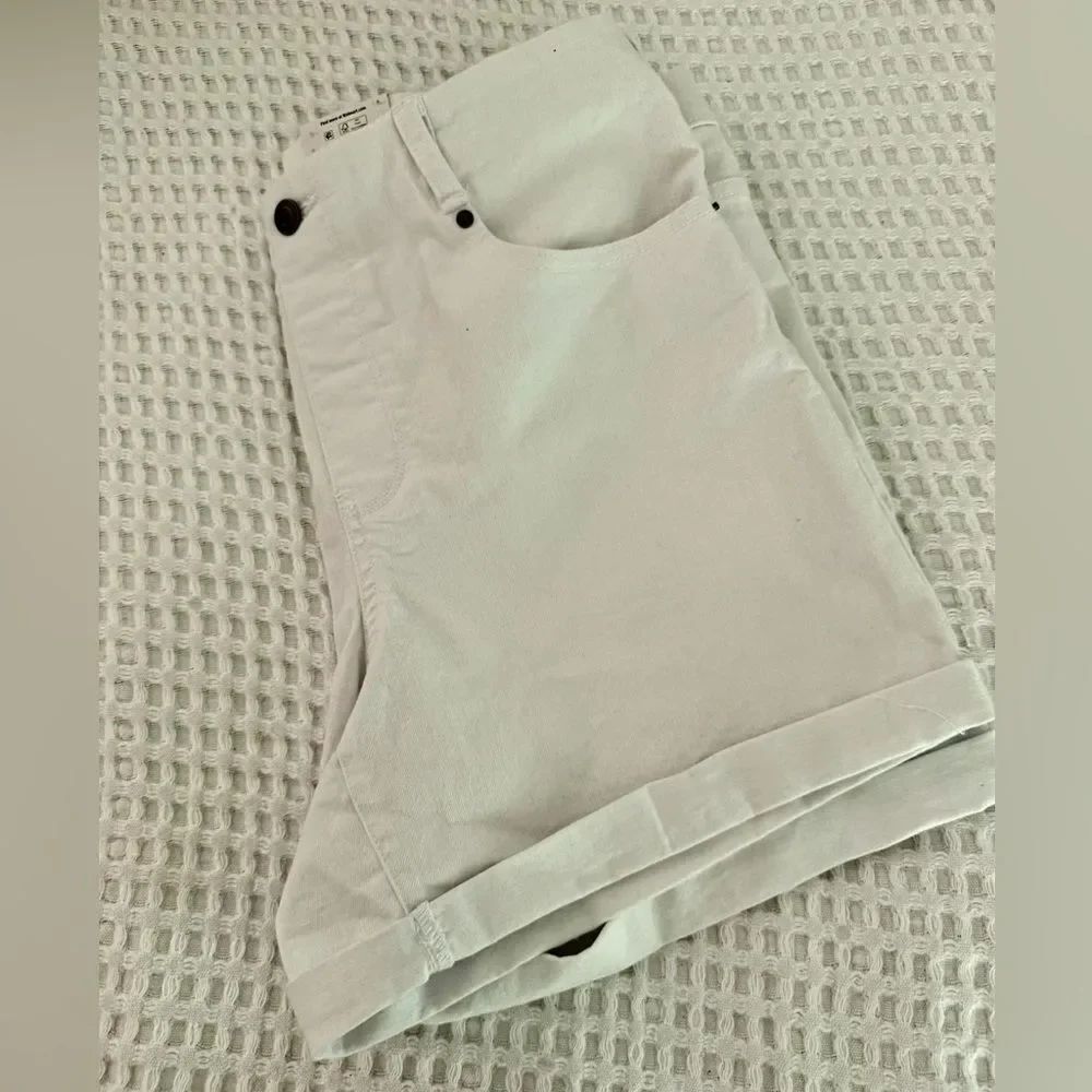 New Time and Tru White High Rise White Jean Shorts Casual Style